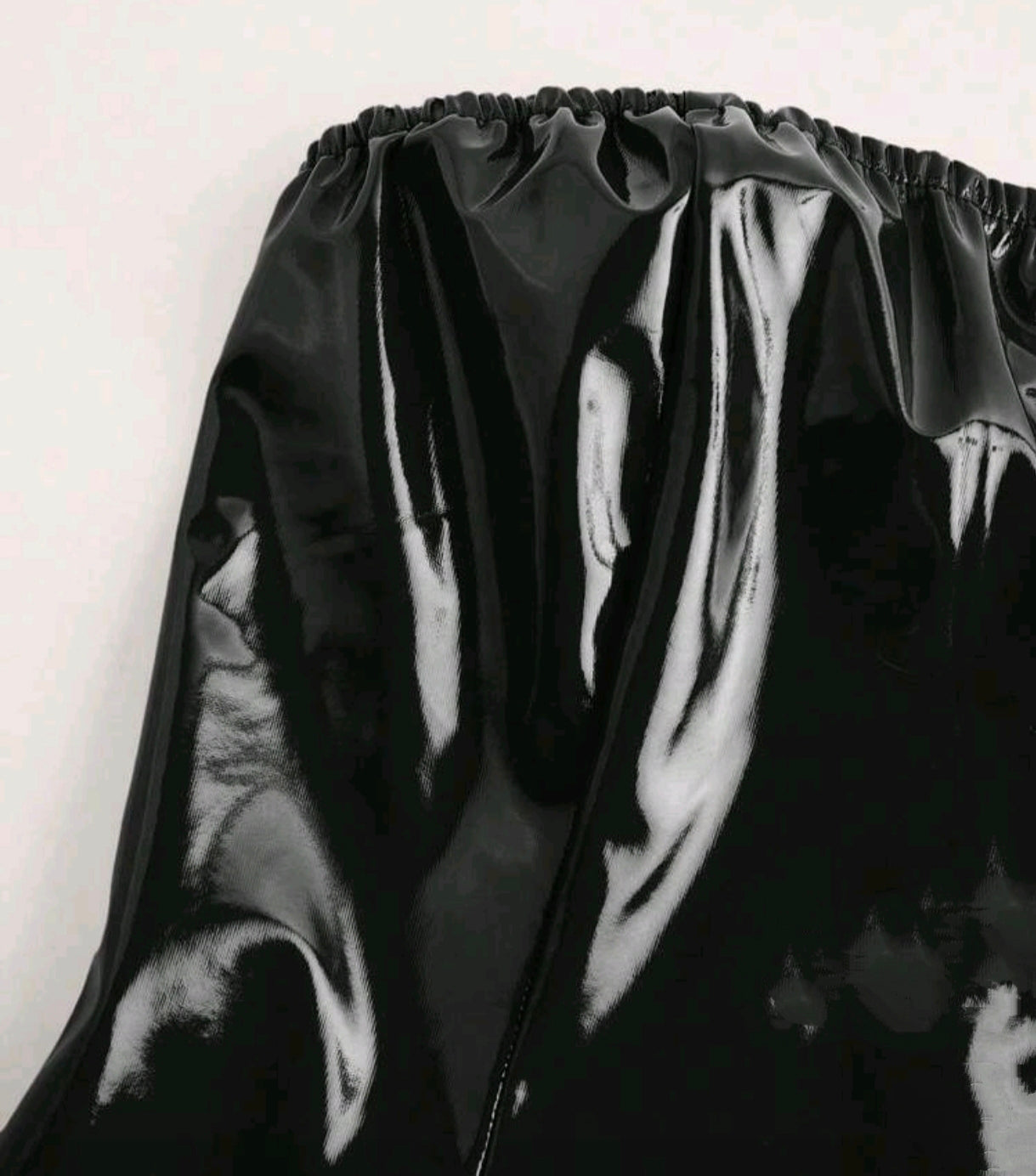 Lesklé latexové minišaty – černý glamour