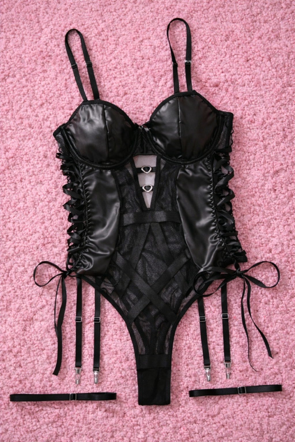 Černé saténové body s šněrováním a srdíčky – Dark Desire